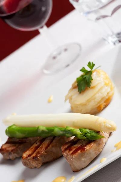 フィレ肉のスライス上の白とグリーン アスパラガスのクローズ アップ — ストック写真