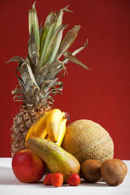 ananas ve diğer meyveler bir tablo