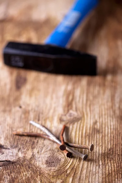 Primo piano di unghie arrugginite su una tavola di legno — Foto Stock
