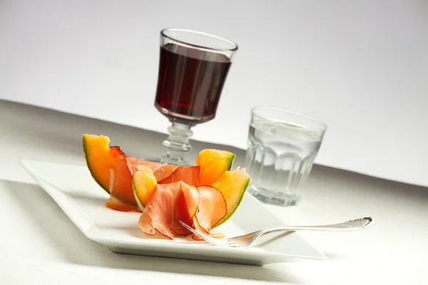 Ham and melon slices on a plate — Stock Photo, Image