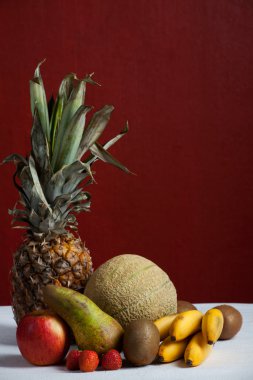 ananas ve diğer meyveler bir tablo