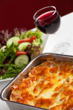 Lazanya ve salata ile pişirme çanağı