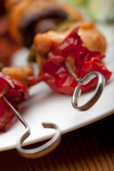 Куриное мясо на шашлыках и салате — стоковое фото