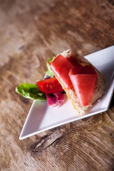Крупним планом бутерброд з шинкою і червоне вино — стокове фото