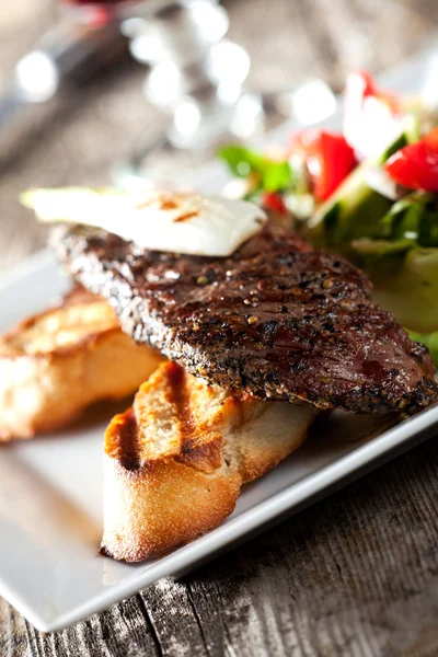 Detail of a steak with salad — Stock Photo, Image