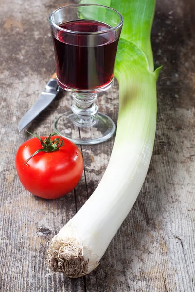 Leek, tomato and a glass of wine — Stock Photo, Image