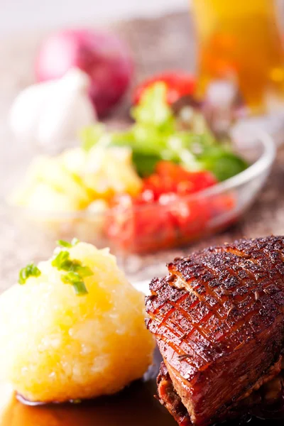 Close-up de um prato de porco assado bávaro — Fotografia de Stock
