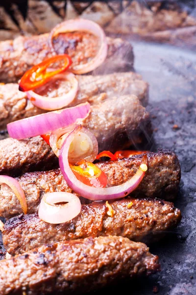 Rolos de carne picada cevapcici em uma panela — Fotografia de Stock