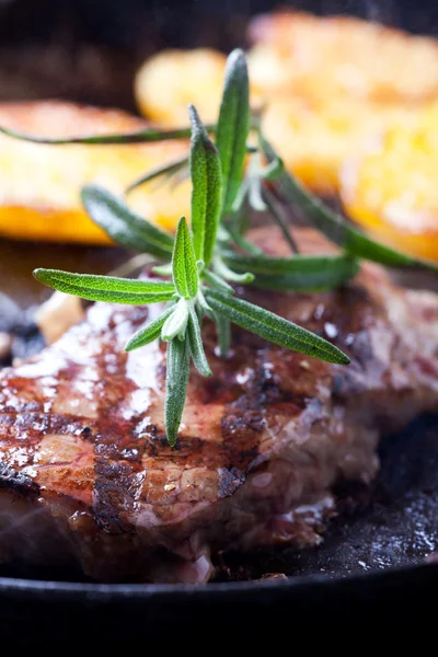 Detailní záběr listu rozmarýnu na steaku — Stock fotografie