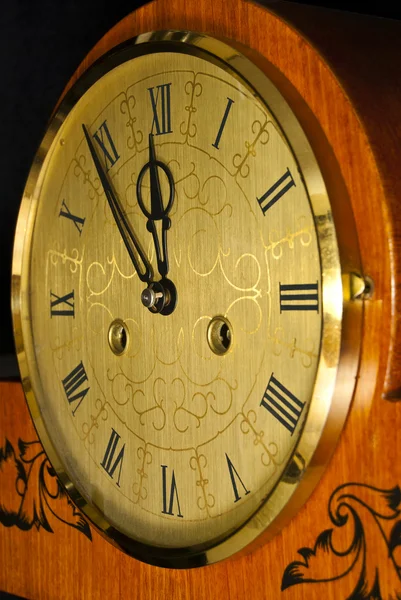 Relógios em uma caixa de madeira . — Fotografia de Stock