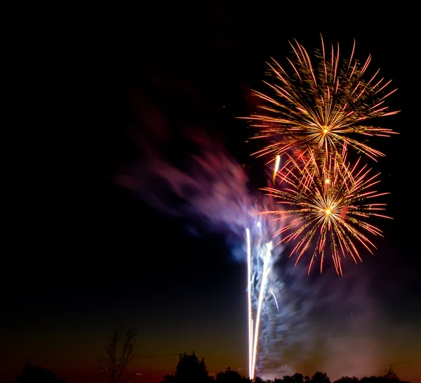 Fireworks ovanför staden — Stockfoto