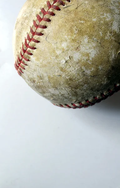 Hırpalanmış eski beysbol — Stok fotoğraf