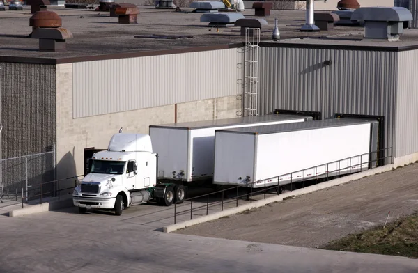 Muelle de carga de camiones —  Fotos de Stock