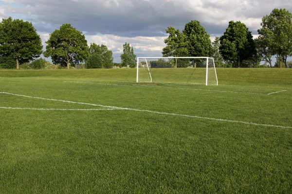 Вакантное футбольное поле — стоковое фото