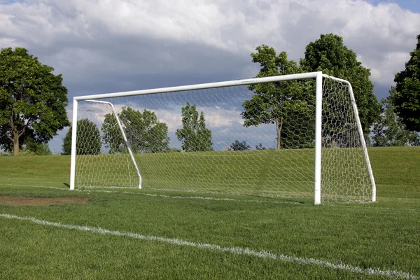 Samotny piłka nożna netto — Zdjęcie stockowe