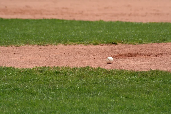 Сидящий бейсбол — стоковое фото
