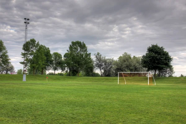 曇りのサッカー フィールド — ストック写真