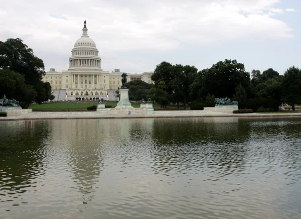 Capitol hill och reflektion — Stockfoto