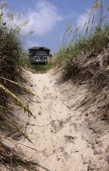 Dom na plaży oprawione z Diuny — Zdjęcie stockowe