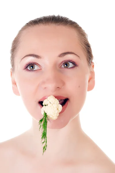 Fiatal modell egy tétel, a kapor és a karfiol, a szájába — Stock Fotó