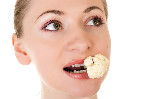 Modelo joven con lote de coliflor en la boca — Foto de Stock