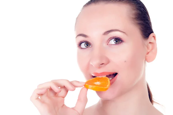 Счастливая красивая модель позирует с куском сочного апельсина — стоковое фото