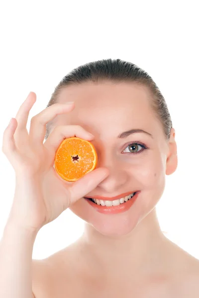 Modelo bonita feliz posando com fatia de laranja suculenta — Fotografia de Stock