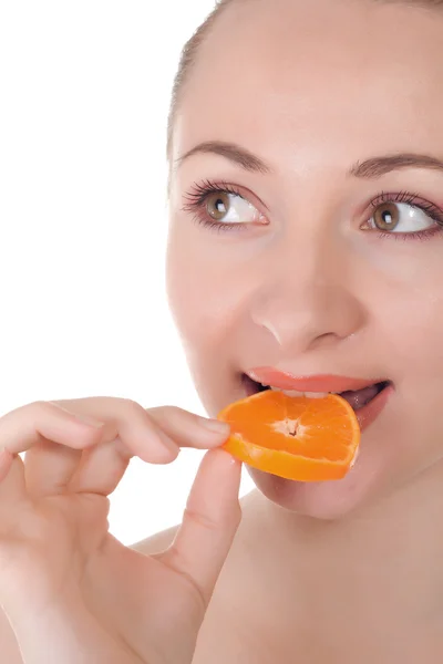Boldog szép modell jelentő lédús narancs szelet — Stock Fotó