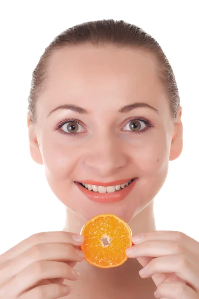 Ευτυχής αρκετά μοντέλο, ποζάρει με φέτα ζουμερό πορτοκάλι — Φωτογραφία Αρχείου
