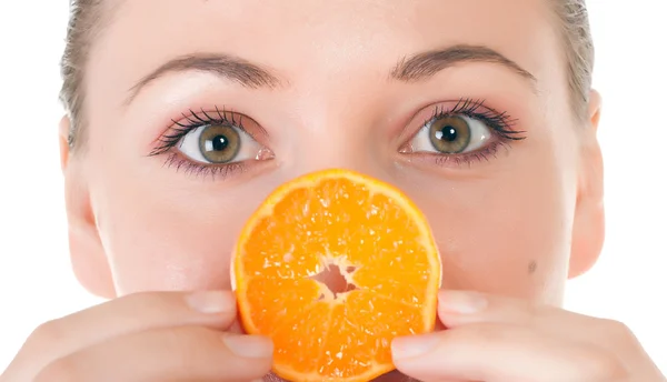 Glad söt modell poserar med saftig apelsin skiva — Stockfoto