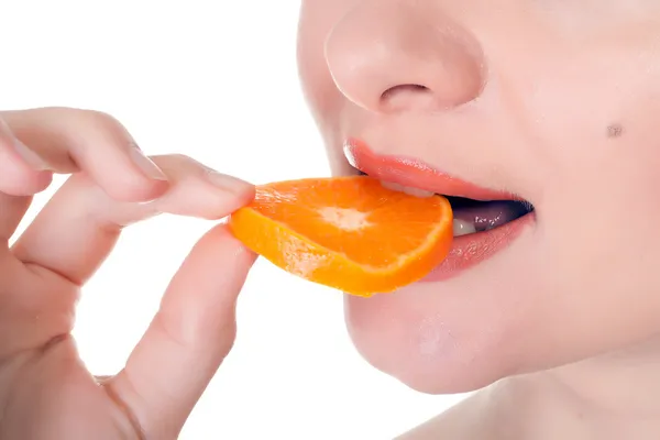 Modelo bonita feliz posando com fatia de laranja suculenta — Fotografia de Stock
