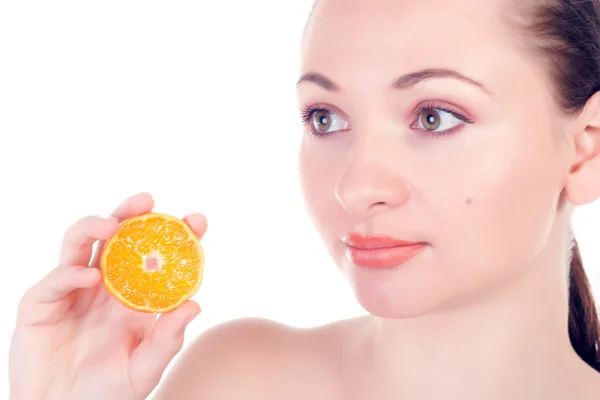 Felice grazioso modello in posa con fetta di arancia succosa — Foto Stock