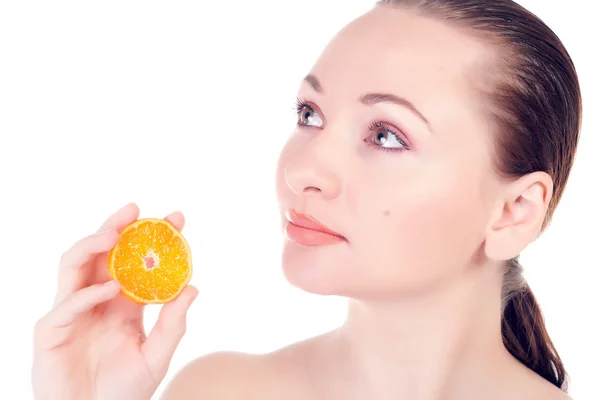 Ευτυχής αρκετά μοντέλο, ποζάρει με φέτα ζουμερό πορτοκάλι — Φωτογραφία Αρχείου
