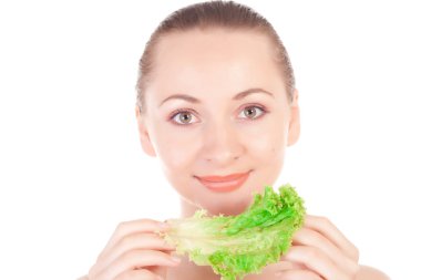 dudak yakın bir marul yaprağı tutan güzel model