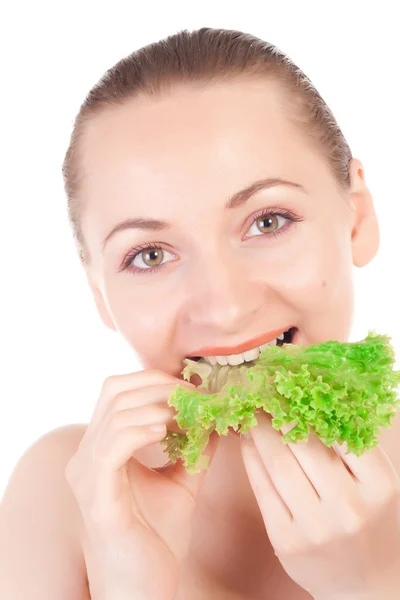 Hübsches Model, das ein Salatblatt nahe an den Lippen hält — Stockfoto