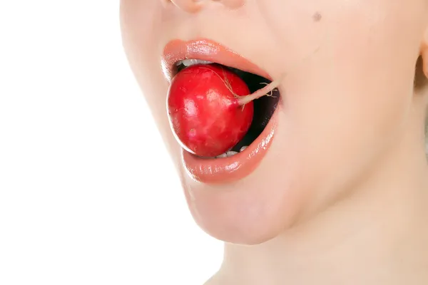 Bonita modelo sosteniendo rábano en su boca — Foto de Stock