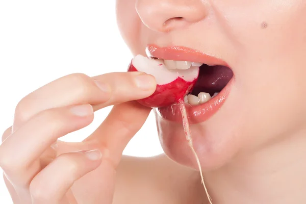 Primer plano de la cara femenina con rábano picado entre los labios — Foto de Stock