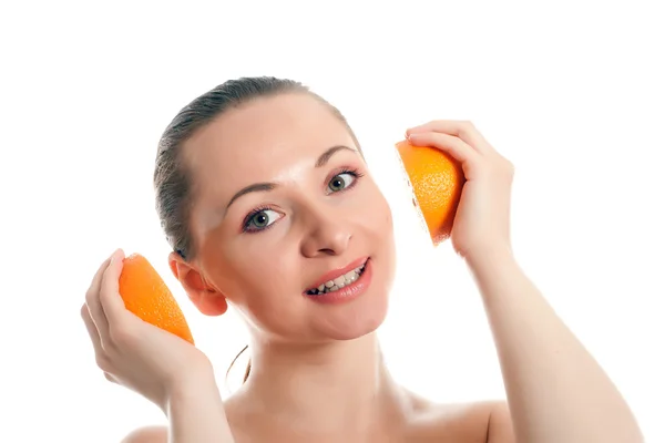 持有一半为耳机橙子的女人 — 图库照片