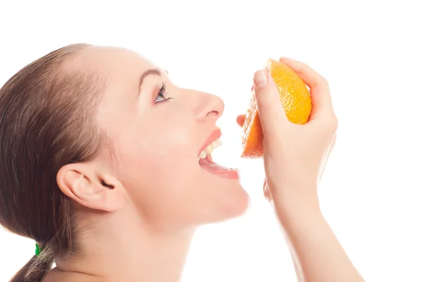 Modelo saciando sede de metade de laranja — Fotografia de Stock