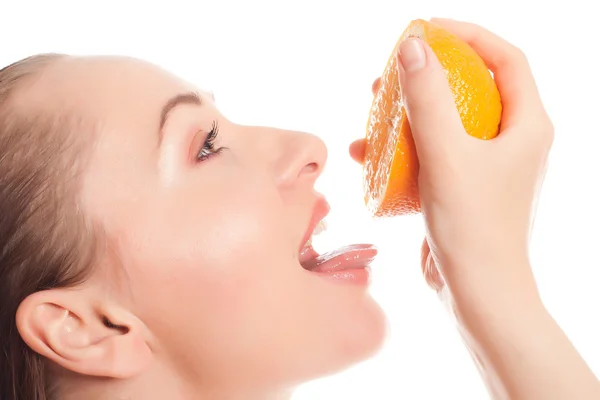 Model quenching thirst from half of orange — Stock Photo, Image
