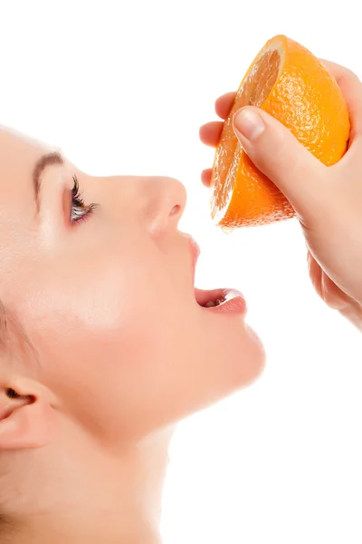 Modelo saciando sede de metade de laranja — Fotografia de Stock