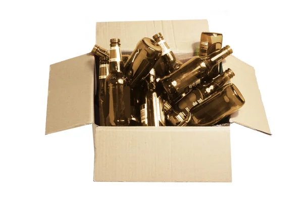 Schachtel mit Flaschen zum Recyceln — Stockfoto