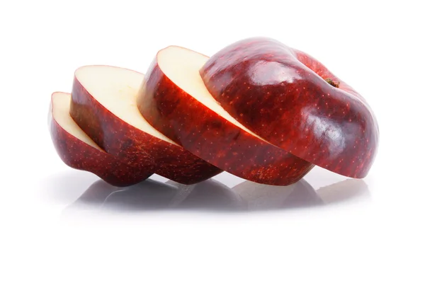Fatias de maçã deliciosa vermelha — Fotografia de Stock