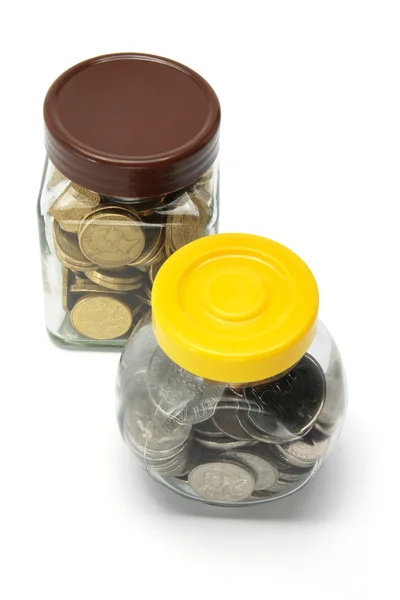 Monedas en frascos de vidrio — Foto de Stock