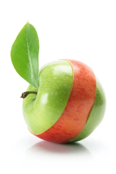 Verde e vermelho em fatias de maçã — Fotografia de Stock