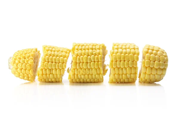 Fila de trozos de mazorca de maíz cortado —  Fotos de Stock