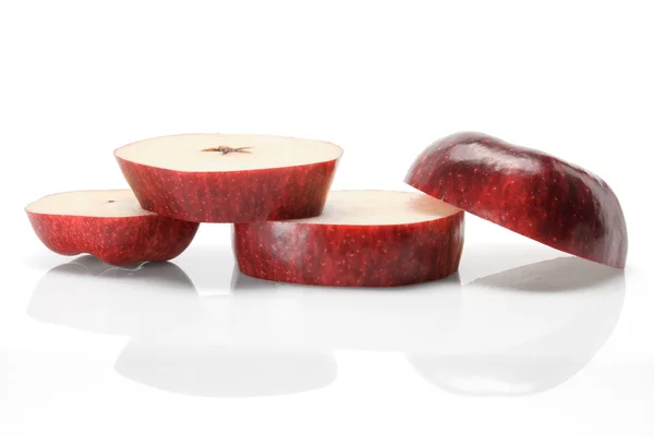 Слайки красного вкусного яблока — стоковое фото