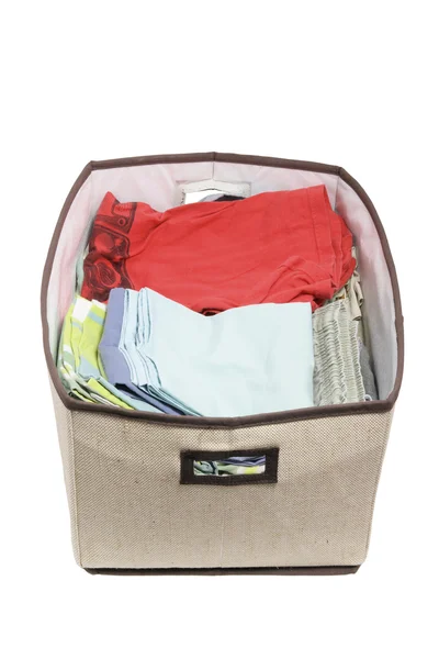Διπλωμένα ρούχα σε κουτί αποθήκευσης — Φωτογραφία Αρχείου