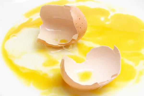 Yumurta kabukları ve yumurta sarısı — Stok fotoğraf