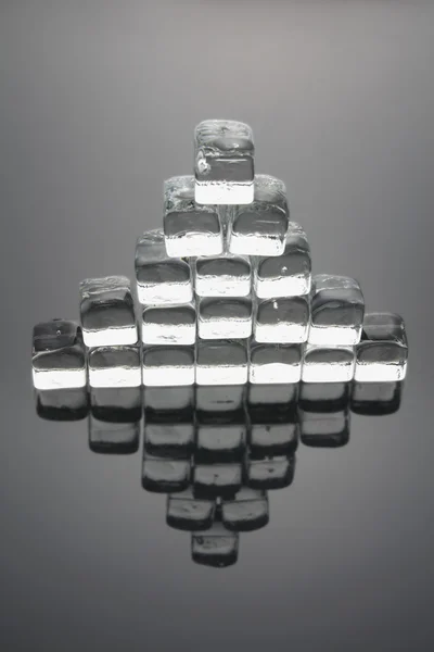 Pirâmide formada por cubos de gelo — Fotografia de Stock